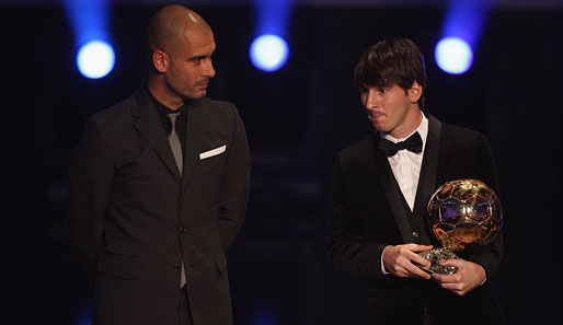 And the winner is... Lionel Messi! Etwas überraschend gewann der Argentinier den Preis des Weltfußballers 2010. Überreicht wurde die Trophäe von seinem Coach Pep Guardiola (l.)
