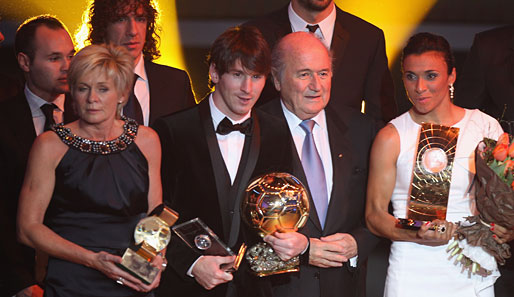 Sepp Blatter sah altbekannte Gesichter auf der Bühne. Marta (r.) und Messi (2. v.l.) gewannen den Preis schon im letzten Jahr. Silvia Neid (l.) ist die erste Welttrainerin der Geschichte