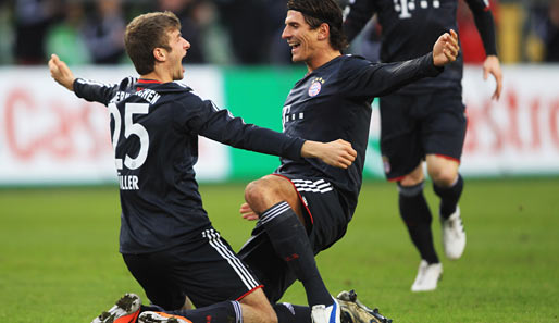 VfL Wolfsburg - FC Bayern 1:1: Mario Gomez jubelt mit Thomas Müller, der auf kuriose Weise das 1:0 für die Bayern erzielte