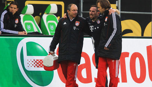 Dann der Schock für die Bayern: Franck Ribery musste nach einem Zweikampf mit Josue verletzt raus