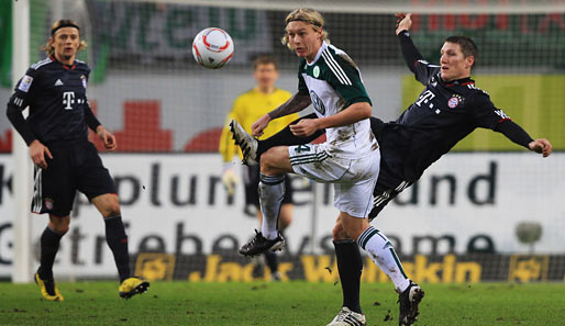 Das Duell der letzten beiden deutschen Meister war höchst turbulent: Hier klärt Wolfsburgs Kjaer vor Schweinsteiger