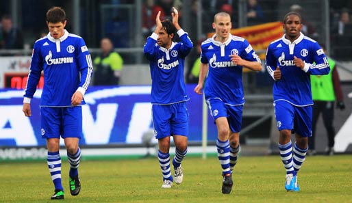 FC Schalke 04 - Hannover 96 0:1: Schalke-Stürmer Raul gelingt sein erstes Auswärts-Tor in der Bundesliga. Der Beginn einer Aufholjagd?