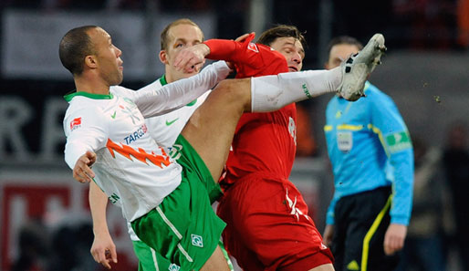 1. FC Köln - Werder Bremen 3:0: Von wegen alter Mann! Mikael Silvestre zeigt Kölns Milivoje Novakovic, wie beweglich er noch ist