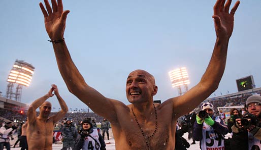 Ganz schön mutig: Luciano Spalletti, Trainer von Meister Zenit St. Petersburg, vergisst nach dem Titelgewinn glatt, wie kalt es doch im russischen Winter eigentlich ist