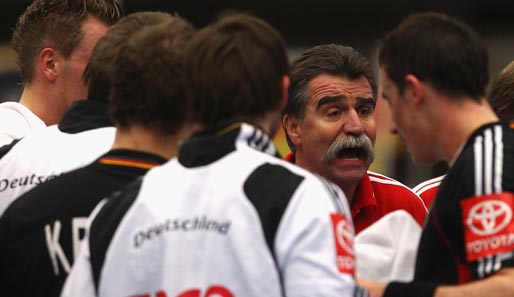 Bundestrainer Heiner Brand versucht alles aus seinen Spielern herauszuholen - doch es nützt nichts. Das DHB-Team erlebt ein Debakel