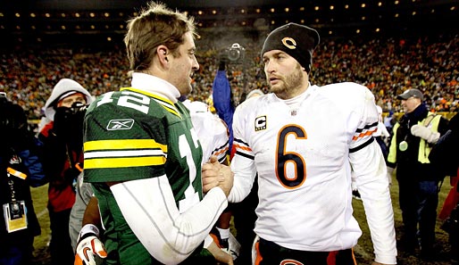 Green Bay Packers - Chicago Bears 10:3: Hey Jay, ich bin der Aaron. Packers-Quarterback Aaron Rodgers (l.) begrüßt den Kollegen. Der hatte später wenig zu lachen