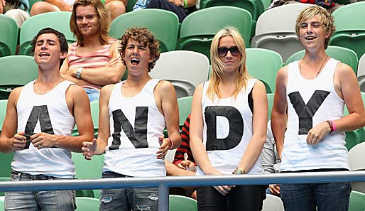 TAG 8: Die Reise zum Achtelfinale war nicht umsonst: Andy Murrays Fans waren Zeugen des Dreisatz-Sieges über Jürgen Melzer. Nur die junge Dame konnte wohl den Text nicht
