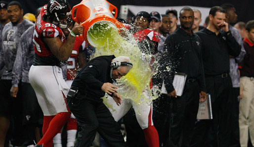 Eine Dusche für den Chef: Die Atlanta Falcons feiern den Sieg in der NFC South mit einer traditionellen Gatorate-Dusche für Coach Mike Smith