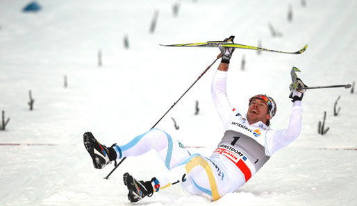 Einfach mal fallen lassen: Der Schwede Emil Joensson feiert seinen Sieg beim Sprint-Event der Tour de Ski in Oberstdorf mit einem Bad im Schnee