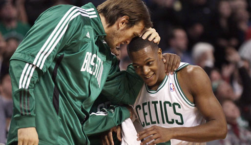 Die NBA schafft Freunde fürs Leben: Semih Erden (l.) und Rajon Rondo von den Boston Celtics feiern ihren 96:93-Erfolg gegen die Minnesota Timberwolves