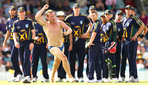 Komm, hol das Lasso raus... Kurzer Zwischensprint beim Cricket-Match zwischen den Australian PM's XI und England