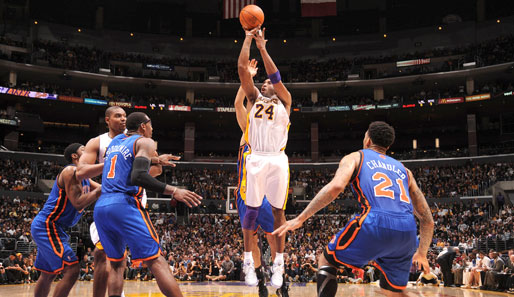 Geballte Bewunderung: Kobe Bryant (M.) war beim 109:87 seiner L.A. Lakers gegen die New York Knicks in der NBA wieder einmal der Star des Abends