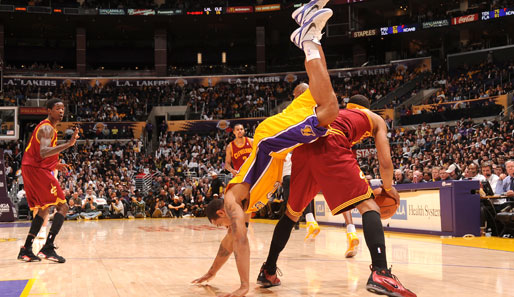 Sieht etwas wild aus, aber der Erfolg gibt ihm Recht. Shannon Brown (M.) und die L.A. Lakers machen in der NBA beim 112:57 gegen die Cleveland Cavaliers kurzen Prozess