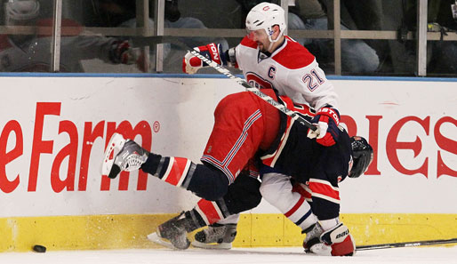 Aufs Horn genommen: Marc Staal (l.) von den New York Rangers greift in der NHL zu allen verfügbaren Mitteln. Trotzdem setzt es gegen die Montreal Canadiens eine 1:2-Pleite