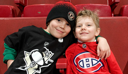 Mal was fürs Herz: Hier sehen wir zwei kleine Fans der Pittsburgh Penguins und Montreal Canadians freundschaftlich vereint