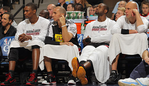 Lange Gesichter bei den Miami-Heat-Spielern Chris Bosh, Carlos Arroyo, Dwyane Wade und Zydrunas Ilgaukas. Sie verloren in der NBA 102:130 gegen die Denver Nuggets