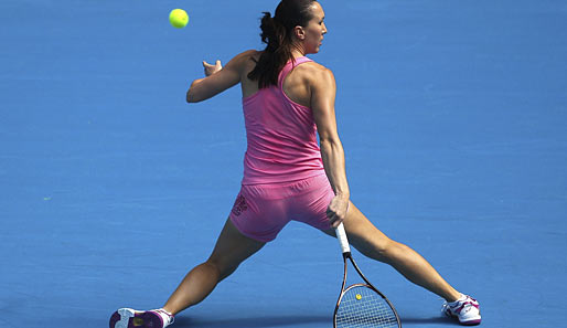 Tennis kann nicht gesund sein: Vor den Australian Open (ab Montag) übt Jelena Jankovic auch ungewöhnlichere Schläge - ob das hilft?