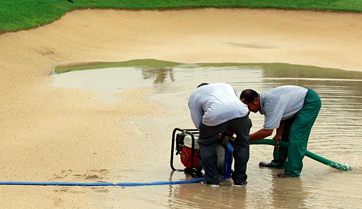 Pumpen, pumpen, pumpen: Nach heftigen Regenfällen steht der Golfplatz unter Wasser. Auf Hawaii heißt es deshalb "Land unter" statt "Sony Open"