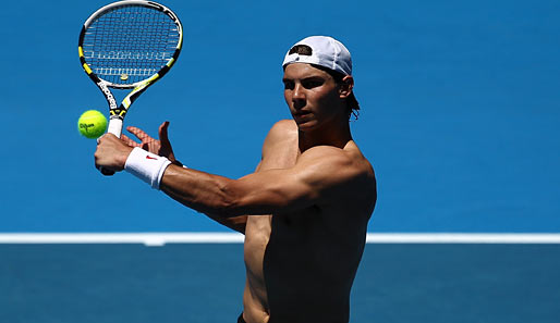 Und hier mal ein Bildchen für alle SPOXlerinnen: Rafael Nadal beim Training für die Australian Open. Kann sich sehen lassen, der Rafa