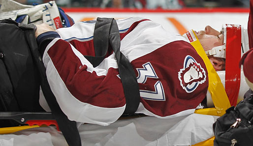 Unschönes Bild hingegen aus der NHL: Ryan O'Reilly von der Coloradao Avalanche muss vom Eis getragen werden. Der Eishockey-Profi krachte mit dem Kopf voran in die Bande