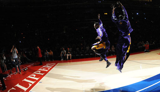 Eine kleine Balletteinlage der Lakers-Profis Ron Artest (l.) und Joe Smith vor ihrem NBA-Spiel. Die Los Angeles Clippers besiegten die Lakers mit 99:92
