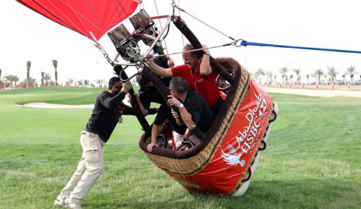 Ballonfahren will gelernt sein. Aufgenommen vor der Finalrunde beim Golf-Turnier in Abu Dhabi