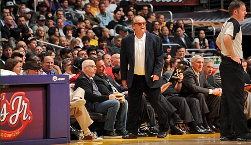Der Coach der Los Angeles Lakers? Fast. Jack Nicholson (M.) ist Dauergast bei den NBA-Spielen im Staples Center. Beim Sieg über die Utah Jazz war er voll dabei