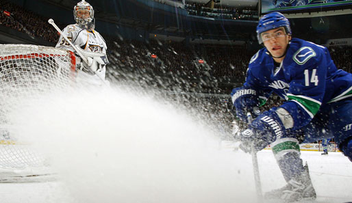 Alex Burrows (r.) vom NHL-Team Vancouver Canucks sorgt für Action. Bei dem Powerslide kann man vor lauter Eis auch mal die Scheibe aus den Augen verlieren