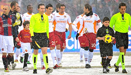 Schnee in der Serie A - zu viel Schnee! So viel Schnee, dass die Partie zwischen Bologna und dem AS Rom nach 17 Minuten abgebrochen werden muss