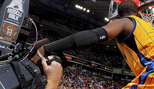 Näher geht nicht. Dieser Kamera-Mann rückt Chris Paul von den New Orleans Hornets beim NBA-Spiel gegen Sacramento so auf die Pelle, dass der seine Hand einklemmt