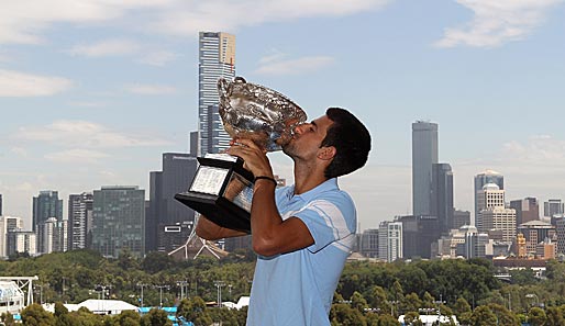 Was für ein Panorama: Melbourne zeigt sich von seiner besten Seite. Und übrigens, der Herr im Vordergrund hat gerade die Australian Open gewonnen: Novak Djokovic