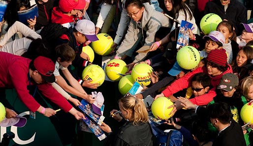 Nach dem Sieg gegen Wera Swonarewa kam für Caroline Wozniacki die wirkliche Arbeit: Die zahlreichen Tennis-Fans in Hong Kong mit Autogrammen zu versorgen