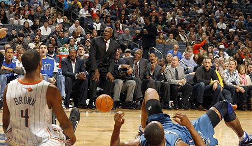 Die Spieler der Charlotte Bobcats und Washington Wizards machen es sich auf dem Court gemütlich. Am Ende gab es trotzdem einen Sieger: Charlotte setzte sich mit 104:89 durch