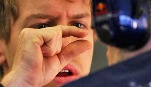 Ebenfalls zum ersten Mal in Jerez im Auto: Weltmeister Sebastian Vettel. Was er seinem Ingenieur mit dieser Geste wohl sagen will?