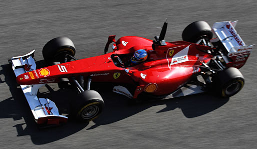 Und Alonso enttäuschte seine Fans nicht. Er spulte im neuen Ferrari jede Menge Runden ab und war auch extrem schnell unterwegs