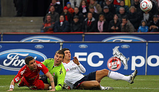 KÖLN - FC BAYERN 3:2: Drei Mann auf dem Boden, der Ball aber gleich im Tor - Mario Gomez (r.) markiert im Fallen das 1:0 für den Rekordmeister