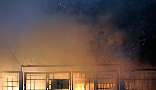MAINZ - BREMEN 1:1: Die Bremer Fans haben derzeit wenig zu lachen - Feuer im Gästeblock machen sie trotzdem