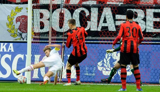 Eintracht Frankfurt - Bayer Leverkusen 0:3: Simon Rolfes schießt Leverkusen in der achten Minute mit einem sehenswerten Tor in Führung