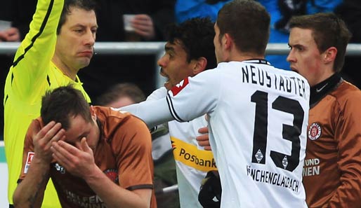 FC St. Pauli - Borussia Mönchengladbach 3:1: Die Szene des Spiels! Igor de Camargo fliegt nach einer angeblichen Tätlichkeit vom Platz