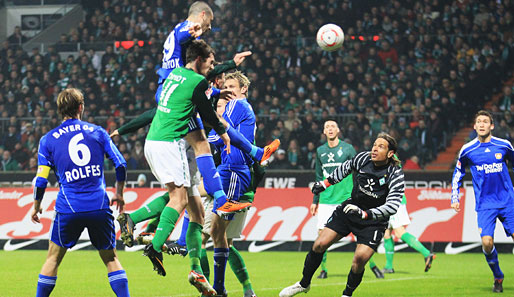 Bremen - Leverkusen 2:2: Gleich schlägts im Bremer Tor zum ersten Mal ein: Bayers Eren Derdiyok steigt nach einer Ecke am höchsten und markiert die Führung