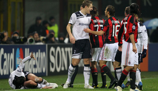 Anschließend wurde es rabiat: Gleich mehrere Spieler mussten heftige Fouls einstecken. Tottenhams Corluka (am Boden) muss sogar verletzt runter