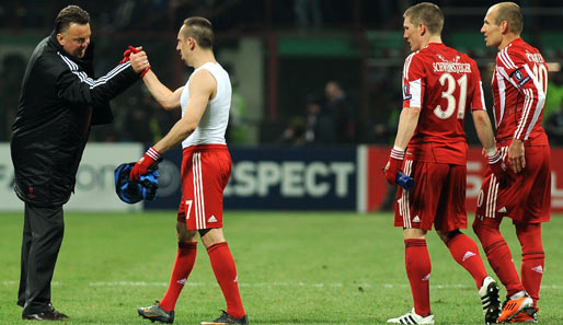 Louis van Gaal klatscht Franck Ribery nach dem Schlusspfiff ab. Die Bayern haben sich mit dem 1:0 eine hervorragende Ausgangsposition für das Rückspiel am 15. März geschaffen