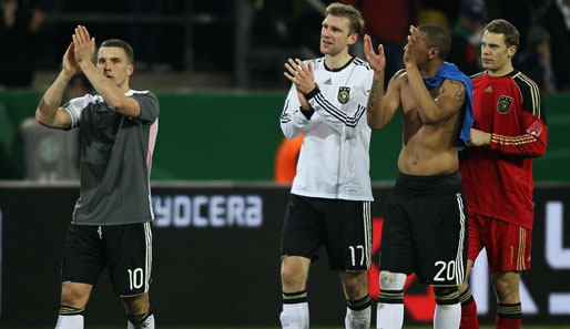 Nach dem Remis gegen Italien: Lukas Podolski, Per Mertesacker, Dennis Aogo und Manuel Neuer bedanken sich für die Unterstützung der Fans