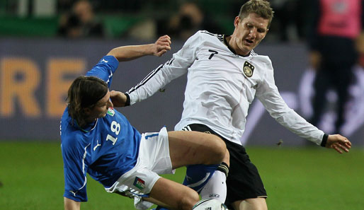 Riccardo Montolivo im Kampf um den Ball mit Bastian Schweinsteiger. Der Bayern-Spieler unterband einige Aktionen der Italiener im Mittelfeld