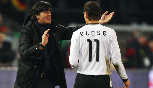 Bundestrainer Joachim Löw gibt Miroslav Klose taktische Anweisungen. Klose schoss in seinem 106. Länderspiel sein 59. Tor