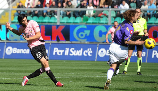 Sollte im Notizblock aller Topteams stehen: Palermos Spielmacher Pastore trifft gegen Florenz zum 1:0 - aber am Ende verliert Palermo 2:4