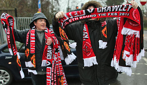 Auch diese zwei Gestalten halten eher zum Underdog Crawley. Oder verkaufen sie nur die Schals?