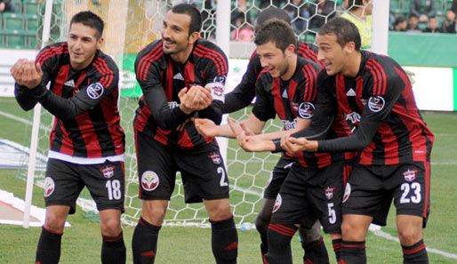 Feiern auf Gaziantep-Art: Tosun (r.) und Co. feierten in der Türkei einen 4:1-Sieg bei Meister Bursaspor