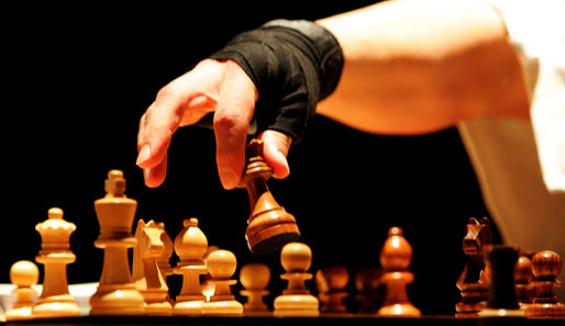 Nummer zwei: Eine Elo-Zahl von mindestens 1600 (die Elo-Zahl bestimmt die Stärke eines Schachspielers)