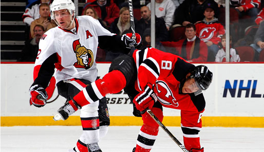 Ottawa-Center Mike Fisher (l.) und Devils-Stürmer Dainius Zubrus proben in der NHL für eine Fortsetzung von Tschaikowskys Schwanensee. New Jersey siegte 2:1